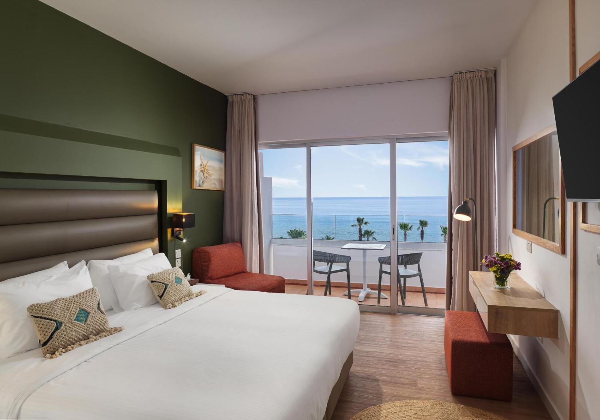 Hotel Leonardo Cypria Bay 4*